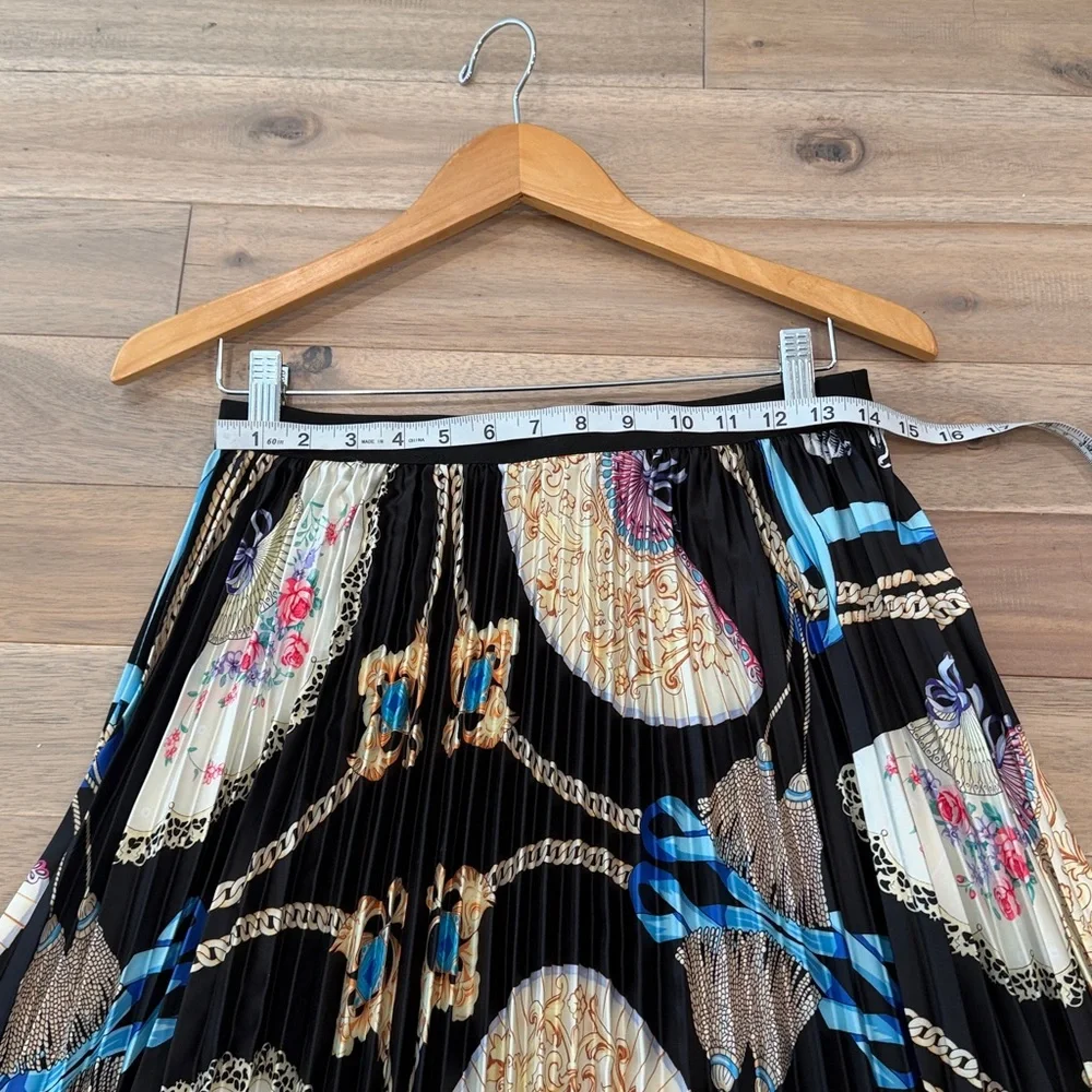 Chic Black and Cream pleated Skirt - Picture 7 of 10